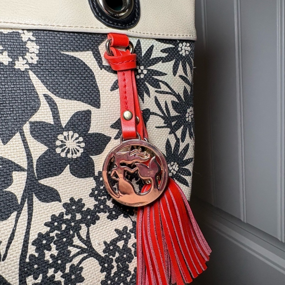 Spartina 449 Privateer Day Tote black and creamy white floral pattern